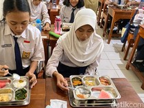 Kata Mendikdasmen soal Makan Bergizi Gratis Tanpa Susu di Semarang