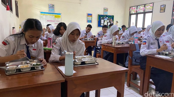 Menteri Pendidikan Dasar dan Menengah (Mendikdasmen) RI Abdul Muti meninjau makan bergizi gratis di SMP 12 Semarang, Kecamatan Banyumanik, Kota Semarang, Senin (6/1/2025).