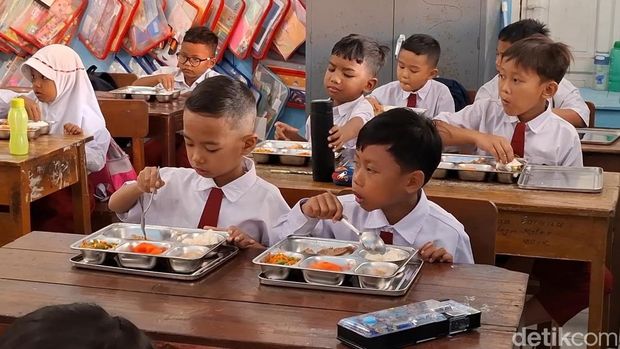 Makan bergizi gratis di SDN 2 Nagrikaler, Purwakarta.