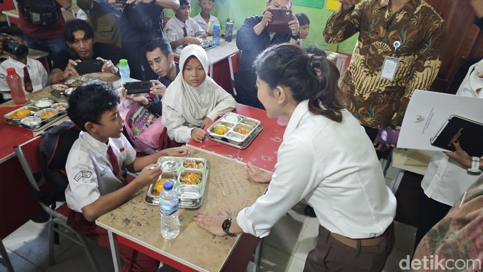 Distribusi hari pertama Makan Bergizi Gratis (MBG) di SDN Cilangkap, Depok, Jawa Barat.