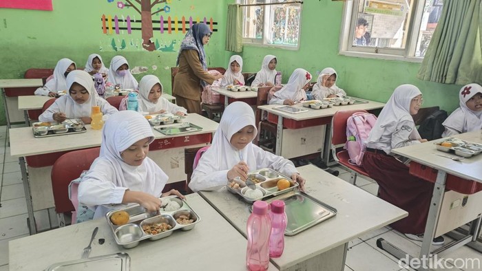 Distribusi hari pertama Makan Bergizi Gratis (MBG) di SDN Cilangkap, Depok, Jawa Barat.