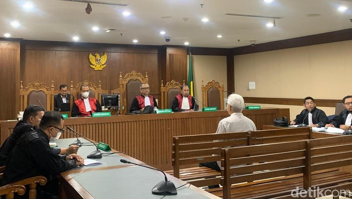 Mantan Dirjen Mineral dan Batu Bara (Minerba) Kementerian ESDM Bambang Gatot Ariyono minta dibebaskan dari kasus korupsi pengelolaan tata komoditas timah yang merugikan kerugian negara Rp 300 triliun. (Mulia/detikcom).