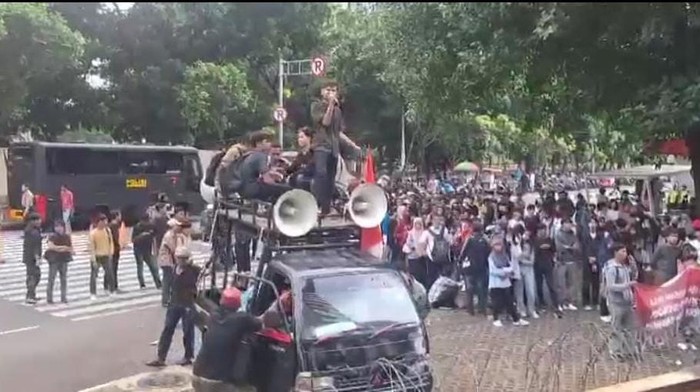 Massa mahasiswa yang mengatasnamakan aliansi perkumpulan mahasiswa se-DKI dan mahasiswa antikorupsi menggelar demonstrasi di depan Gedung Merah Putih KPK, Jakarta Selatan.  (dok istimewa).