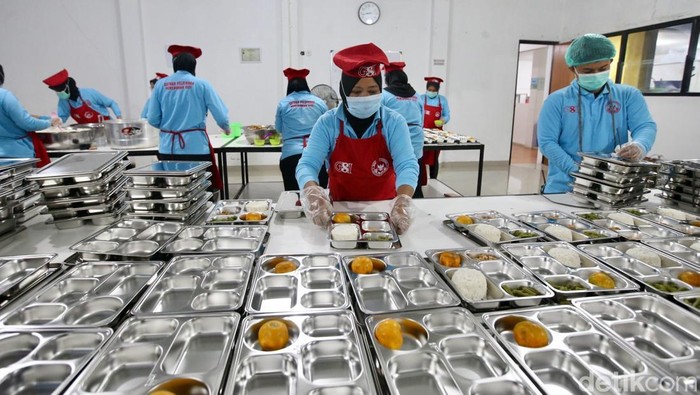 Menu Program Makan Bergizi Gratis (MBG) disiapkan oleh Satuan Pelayanan Pemenuhan Gizi (SPPG) dapur MPG. Salah satunya berada di Kebayunan, Tapos, Depok.