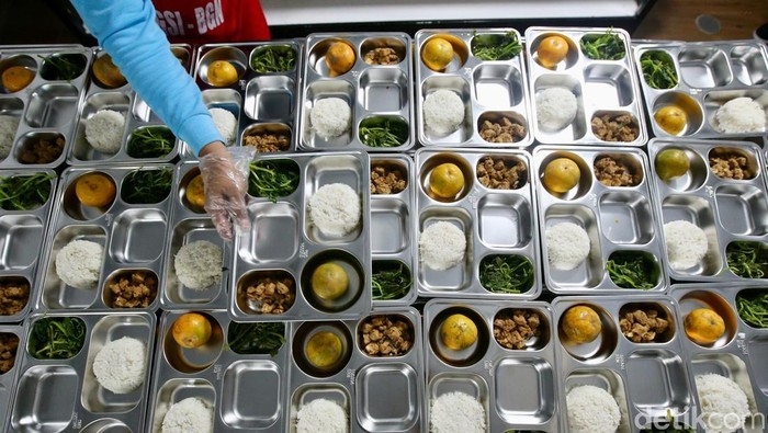 Menu Program Makan Bergizi Gratis (MBG) disiapkan oleh Satuan Pelayanan Pemenuhan Gizi (SPPG) dapur MPG. Salah satunya berada di Kebayunan, Tapos, Depok.