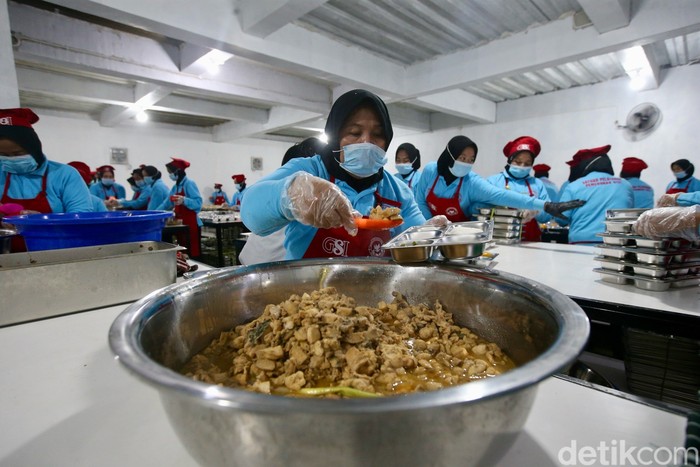 Menu Program Makan Bergizi Gratis (MBG) disiapkan oleh Satuan Pelayanan Pemenuhan Gizi (SPPG) dapur MPG. Salah satunya berada di Kebayunan, Tapos, Depok.