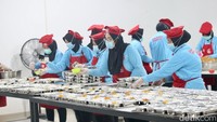 Dapur Kebayunan MBG menerapkan health safety yang sangat ketat, sehingga hanya dibuat satu pintu masuk, dimana setelah karyawan melakukan absen dengan fingerprint, kemudian mereka masuk ke ruang ganti pakaian untuk memakai seragam, harnet, masker, sarung tangan, apron, kaos kaki, dan sepatu khusus.