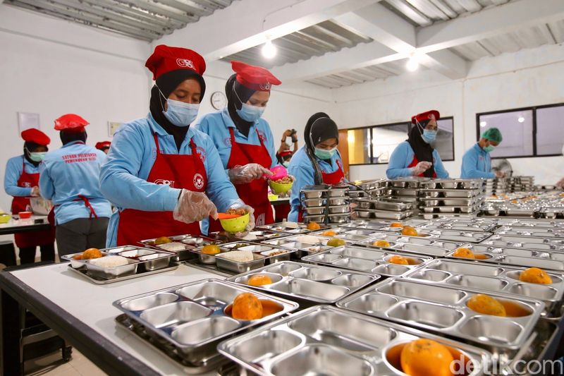 Menu Program Makan Bergizi Gratis (MBG) disiapkan oleh Satuan Pelayanan Pemenuhan Gizi (SPPG) dapur MPG. Salah satunya berada di Kebayunan, Tapos, Depok.