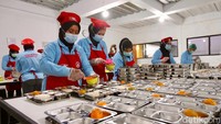 Sejumlah pekerja tengah menyiapkan menu Makan Bergizi Gratis di dapur MPG Kebayunan di Tapos, Depok, Senin (8/1/2025).