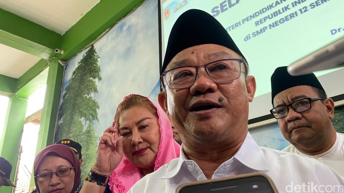 Mendikdasmen RI Abdul Muti di SMP 12 Semarang, Kecamatan Banyumanik, Kota Semarang, Senin (6/1/2024).