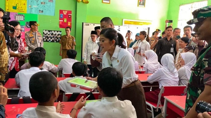Menkomdigi Meutya cek makan bergizi gratis di Depok (Devi/detikcom)