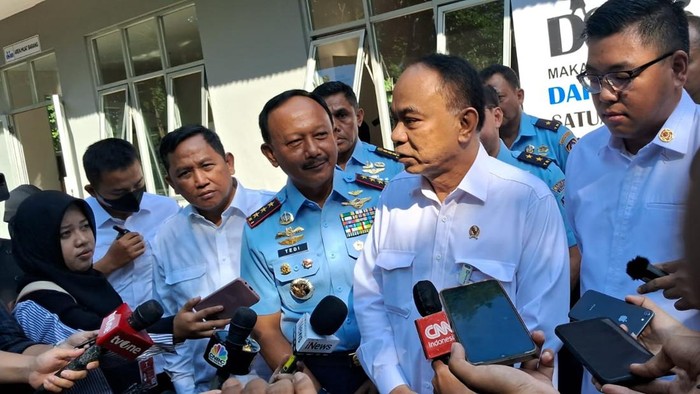 Menkop Budi Arie Setiadi meninjau program makan bergizi gratis, di Jakarta Timur, Senin (6/1/2025).