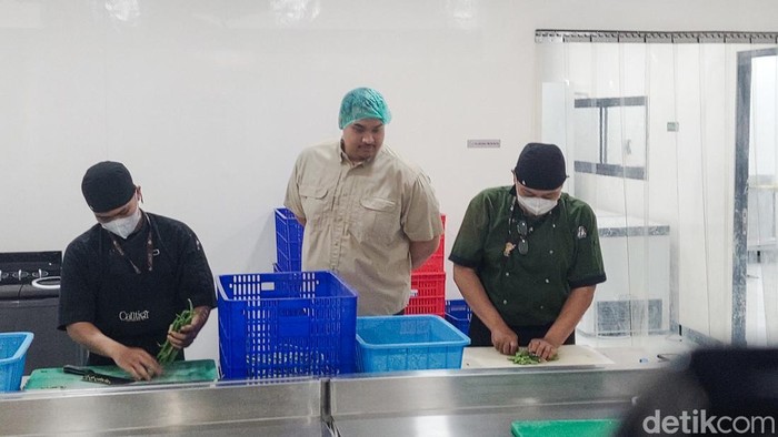 Menpora Dito Ariotedjo dan Wamenpora Taufik Hidayat cek penyaluran makan bergizi gratis di Cimahi