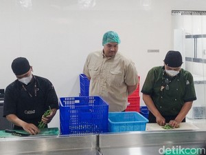 Dito dan Taufik Hidayat Tinjau Dapur Makan Bergizi Gratis di Cimahi