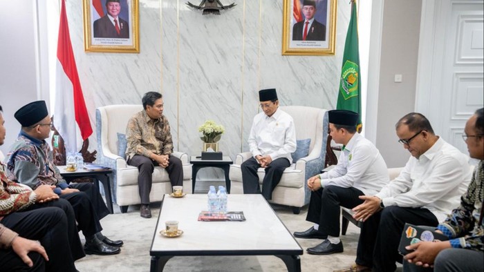Menteri Agama Nasaruddin Umar (tengah kanan) audiensi dengan Ketua Dewan Pengawas BPKH, Firmansyah N. Nazaroedin (tengah kiri), di Kantor Pusat Kementerian Agama RI, Jakarta, Senin (6/1/2025).