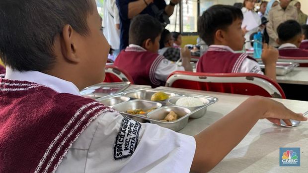 Menteri Komunikasi dan Digital, Meutya Hafid Meninjau Dapur Makan Bergizi Gratis (MBG) dan Pembagian MBG ke Sekolah di Depok, Senin (6/1/2025). (CNBC Indonesia/Novina Putri Besari)