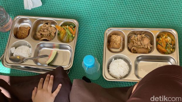 Menu makan bergizi gratis perdana di Banjarnegara, Senin (6/1/2024).
