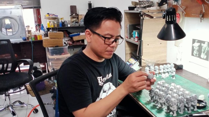 Mikhael Yusak Wirawan dan karyanya action figure