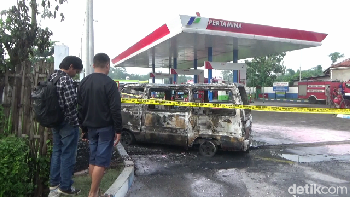 Minibus ludes terbakar di SPBU Tempeh Lumajang.