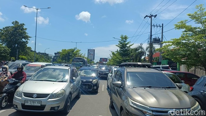 Mobil parkir hingga 3 baris di Jalan AP Pettarani Makassar.