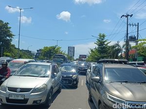 Mobil Parkir Makan Setengah Badan Jalan Pettarani Makassar, Lalin Tersendat