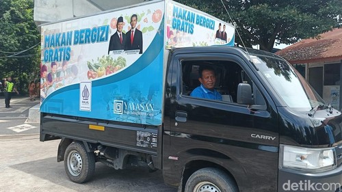 Mobil Yayasan Boga Bahagia Jembrana, pengantar Makan Beegizi Gratis untuk anak sekolah di Jembrana, Bali, Senin (6/1/2025). (I Putu Adi Budiastrawan/detikBali)
