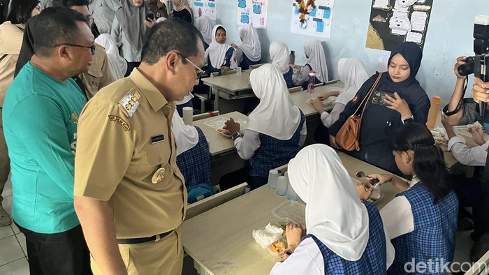 Wali Kota Makassar Mohammad Ramdhan Pomanto memantau uji coba makan siang gratis bergizi di SMPN 1 Makassar, Jalan Baji Areng, Senin (6/1/2025).