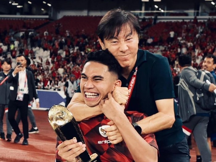 Momen Marselino Ferdinan bersama Shin Tae-yong.