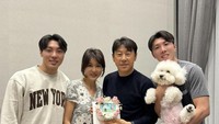 Pemain Seongnam FC ini memang terlihat dekat dengan ayah dan keluarganya. Ia juga kerap membagikan keseruan saat makan-makan bersama keluarga, terutama bersama sang ibu. Foto: Instagram @shin_jaewon77 / @cha_youngjoo