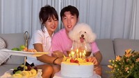 Salah satu momen hangat terlihat ketika ibunya memberi kejutan kue ulang tahun. Perayaan ulang tahun kecil-kecilan ini juga dilengkapi platter berisi buah-buahan, cookies, dan segela minuman. Foto: Instagram @shin_jaewon77 / @cha_youngjoo