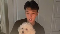Tampaknya hari ulang tahun menjadi momen spesial bagi pemain bola ini. Tahun 2022 pun Shin Jae Won menunjukkan kejutan kue ulang tahun yang ia terima. Satunya kue berlapis cream putih, satu kue lagi gabungan tiga kue kecil jadi satu. Foto: Instagram @shin_jaewon77 / @cha_youngjoo
