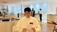 Putra pertama Shin Tae Yong itu juga pernah membagikan potret saat makan di restoran mewah Olh Eum di Korea. Tampak sebuah hidangan sudah disajikan di meja makannya. Foto: Instagram @shin_jaewon77 / @cha_youngjoo