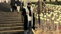 Sambil jalan-jalan pria 27 tahun itu membawa segelas minuman. Meskipun udaranya sedang dingin, tetapi putra Shin Tae Yong ini tetap membeli minuman es. Foto: Instagram @shin_jaewon77 / @cha_youngjoo