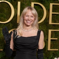 Pamela Anderson kembali mencuri perhatian saat hadir di Golden Globes 2025 dengan tampilan natural tanpa makeup yang kini menjadi ciri khasnya. Namun, di balik penampilannya yang konsisten, aktris yang terkenal lewat serial Baywatch itu ternyata masih ingin memakai riasan sesekali, seperti saat momen Golden Globes.  Foto: WireImage/Matt Winkelmeyer