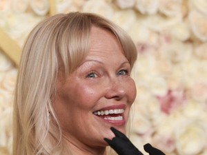 Pamela Anderson Berani Beda di Golden Globes 2025, Konsisten Tanpa Makeup