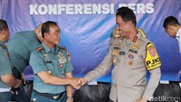 Dia mengatakan TNI AL akan berkoordinasi dengan kepolisian untuk menyelidiki kasus tersebut.  