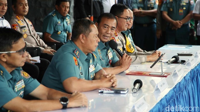 Total ada 3 oknum anggota TNI AL diperiksa Puspomal terkait penembakan bos rental mobil di rest area Km 45 Tol Tangerang-Merak. Peran ketiganya saat ini sedang diselidiki.