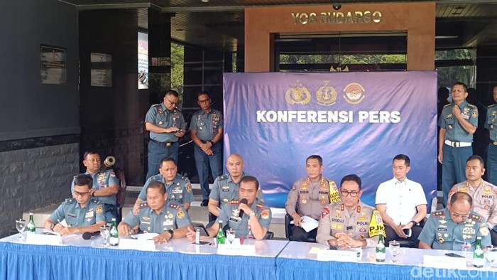 Panglima Koarmada RI, Laksamana Madya Denih Hendrata, berbicara menggunakan mikropon. (Rizky AM/detikcom)