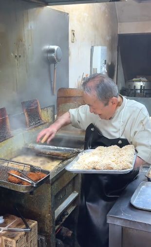 pasangan lansia jualan kroket