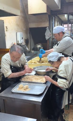 pasangan lansia jualan kroket