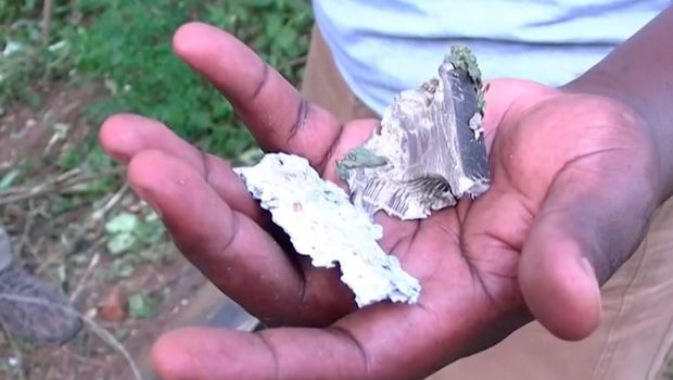 Pecahan ‘objek luar angkasa’ besar jatuh di desa terpencil di Kenya. (Tangkapan Layar Video CNN Internasional)