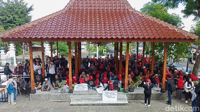 Massa pedagang TM2 menggeruduk gedung DPRD kota Jogja, Umbulharjo, kota Jogja, Senin (6/1/2025).