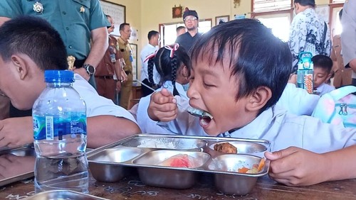 Salah seorang siswa di SDN 1 Banjar Tengah, Kecamatan Negara, Kabupaten Jembrana, Bali yang mendapatkan Makan Bergizi Gratis, Senin (6/1/2025).