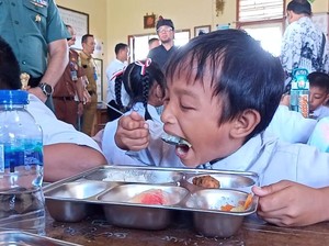 Antusiasnya Siswa SD di Jembrana Nikmati Makan Bergizi Gratis
