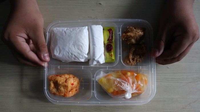 Siswa memperlihatkan menu makanan yang dibagikan saat peluncuran makan bergizi gratis (MBG) di SMP Negeri 1 Makassar, Sulawesi Selatan, Senin (6/1/2025). Sebanyak sembilan sekolah tingkat SD, SMP dan SMA di daerah itu dengan menyasar sekitar 10 ribu siswa dari 198 ribu siswa se-Kota Makassar mengikuti peluncuran program MBG yang dilaksanakan secara serentak di berbagai daerah di Indonesia. ANTARA FOTO/Arnas Padda