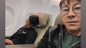 Ada kenangan momen kocak STY foto selfie dengan Marcelino yang ketiduran di pesawat. Foto: Screenshot X