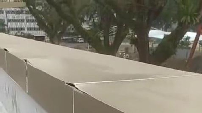 Penampakan ACP di overpass Stasiun Kereta Api Medan terlepas padahal baru diresmikan (Dok. Istimewa)