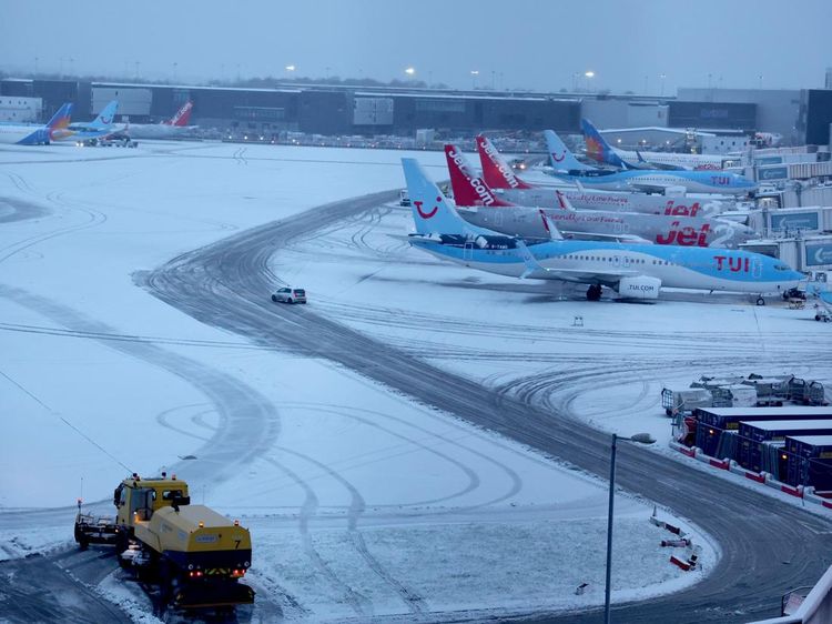 Penampakan Salju Tebal Selimuti Bandara Manchester