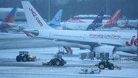 Hujan salju lebat memaksa penutupan sementara landasan pacu di Bandara Manchester pada Minggu pagi.  