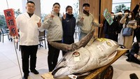 Seekor tuna sirip biru terjual seharga 207 juta yen ($1.316.835) atau sekitar Rp 21 miliar pada Sabtu (5/1/2025). Kyodo via Reuters